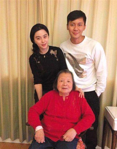 范冰冰李晨最新視頻曝光，小巷特色小店探秘之旅